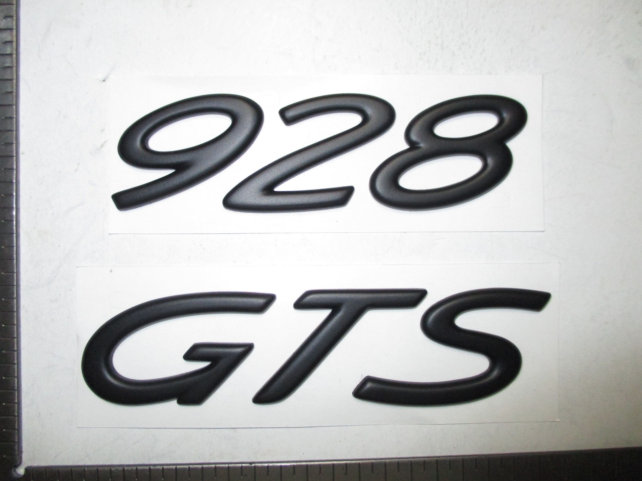 928 GTS emblem